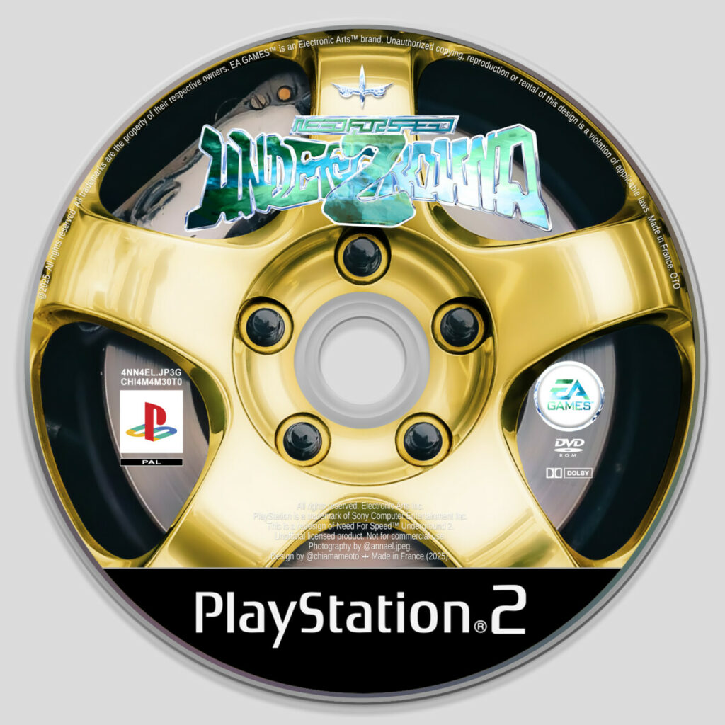Disque PlayStation 2 du jeu Need for Speed: Underground 2, sur lequel on retrouve une jante dorée et le logotype personnalisé.