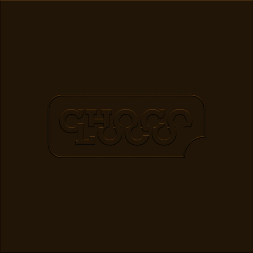 Un carré de chocolat noir avec le logo de la marque ChocoLoco moulé.