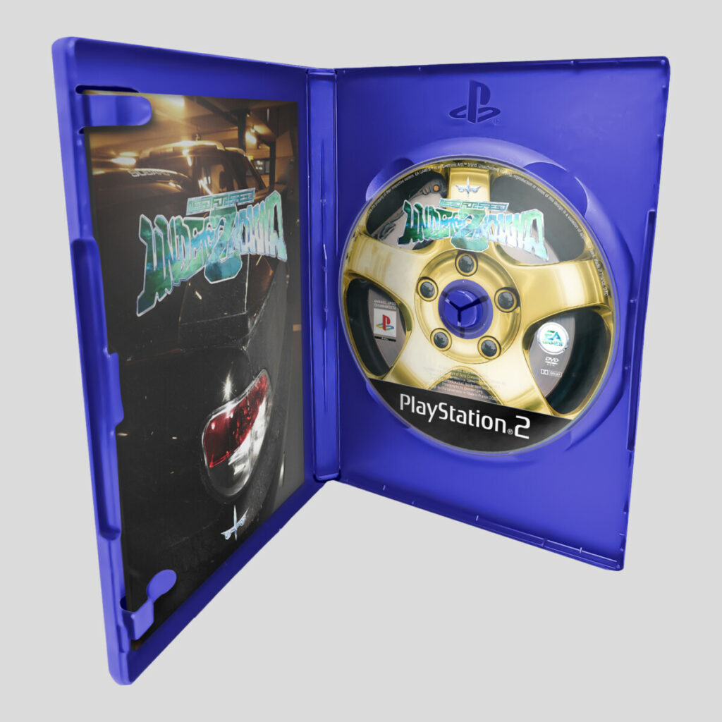 Boîte de jeu PlayStation 2 ouverte, montrant le disque de « Need for Speed ​​: Underground 2 » et le livret sur lequel on retrouve les éléments de la jaquette, à savoir le logotype ainsi que la voiture subaru noire.