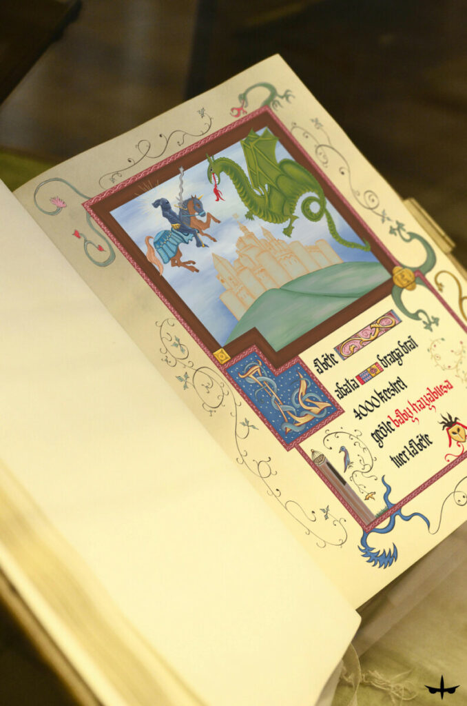 Un livre ouvert illustré présentant une scène médiévale colorée mettant en scène un chevalier à cheval affrontant un dragon devant un château, avec des bordures décoratives et des calligraphies.
