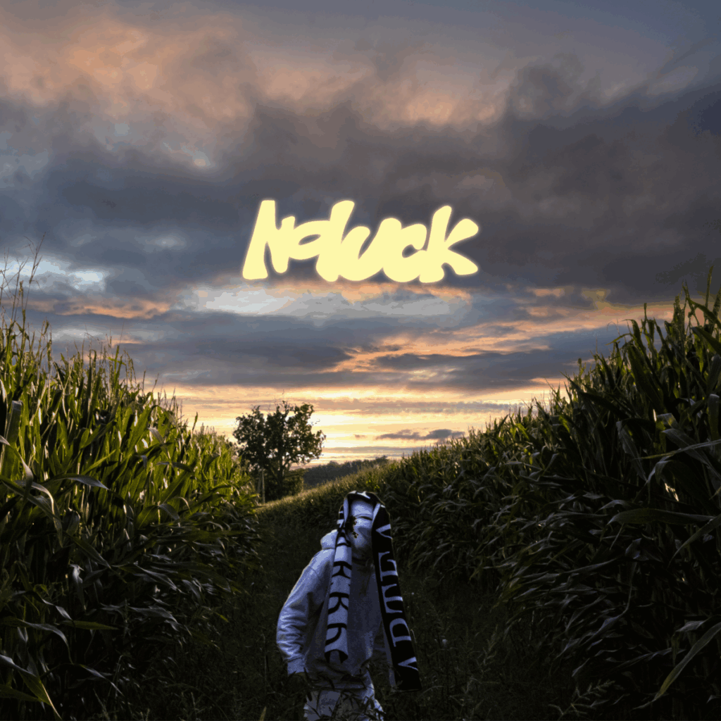 Pochette de l'album NOLUCK de NETER, sur laquelle on peut voir  au premier blanc le rappeur dans un champ de maïs, surplombé par un coucher de soleil.