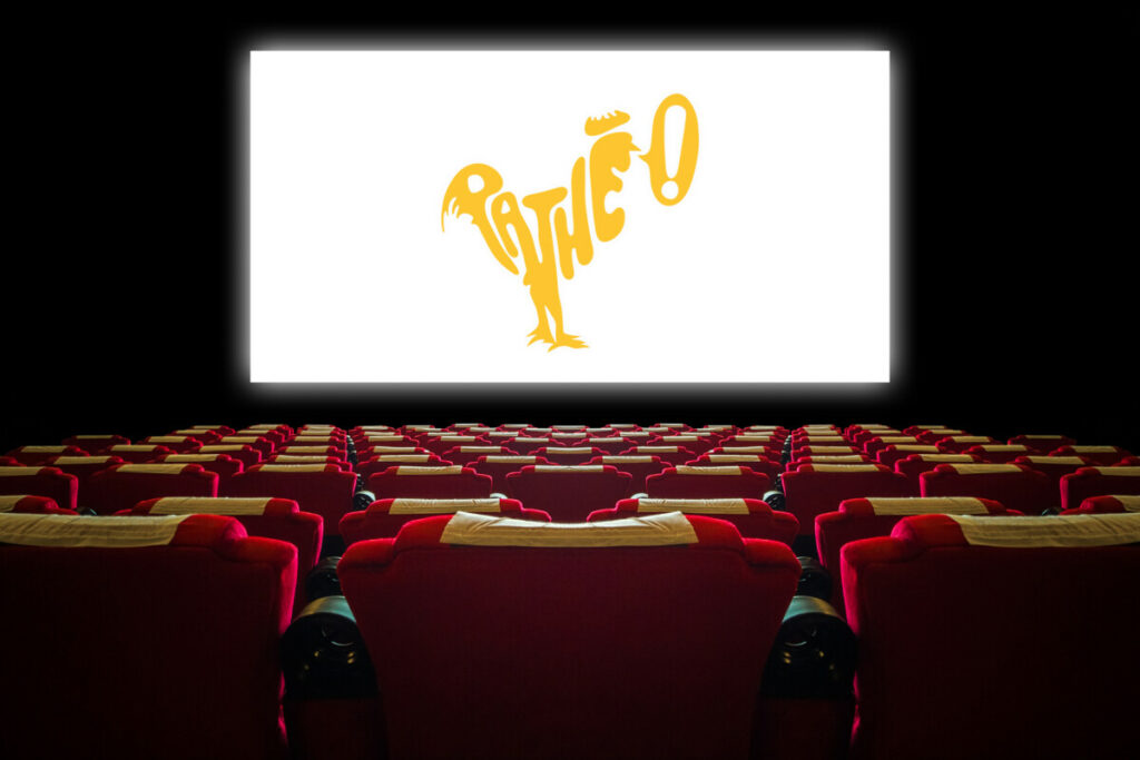 Salle de cinéma vide, avec le logo refait Pathé en jaune sur l'écran.